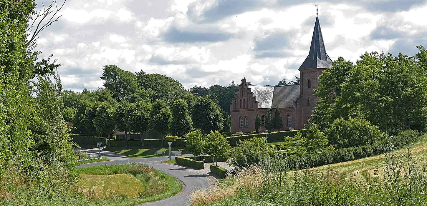Udsigt fra toppen af bakken til Padesø kirke på Nordfyn