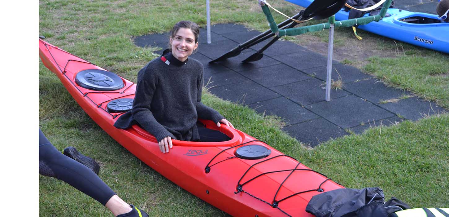 Frau im Seekajak