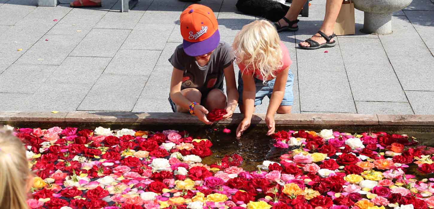 Børn leger til Rosenfestival