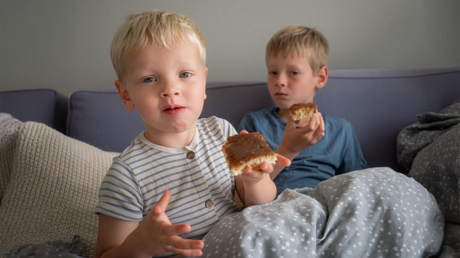 Børn spiser brunsviger i sommerhus på Hasmark Strand