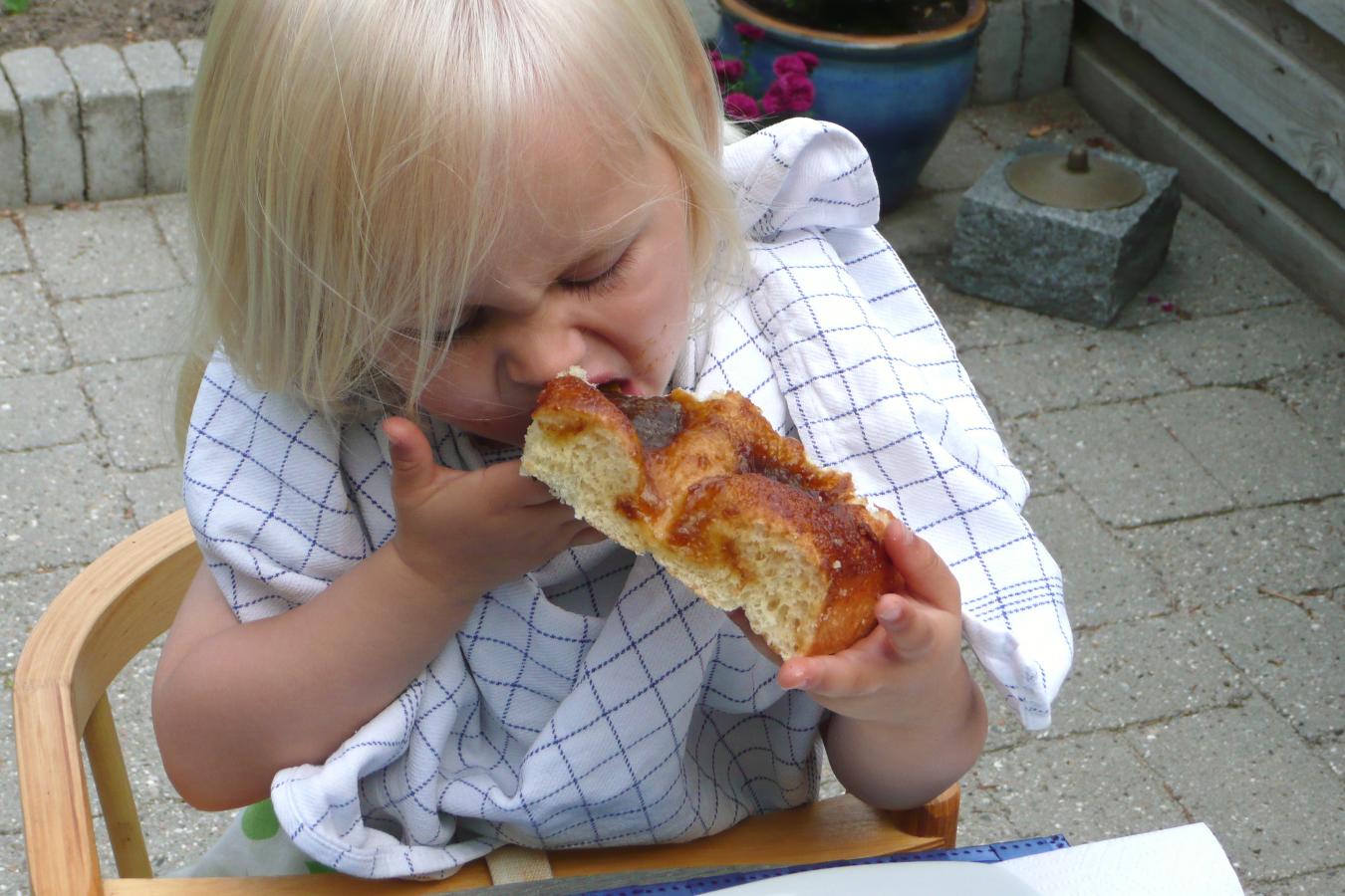 Pige spiser brunsviger