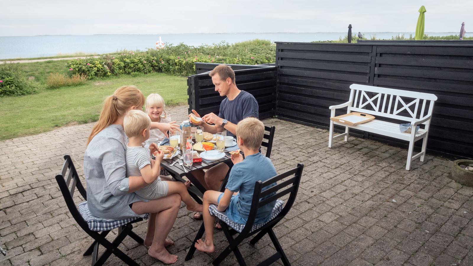 Familie i sommerhus