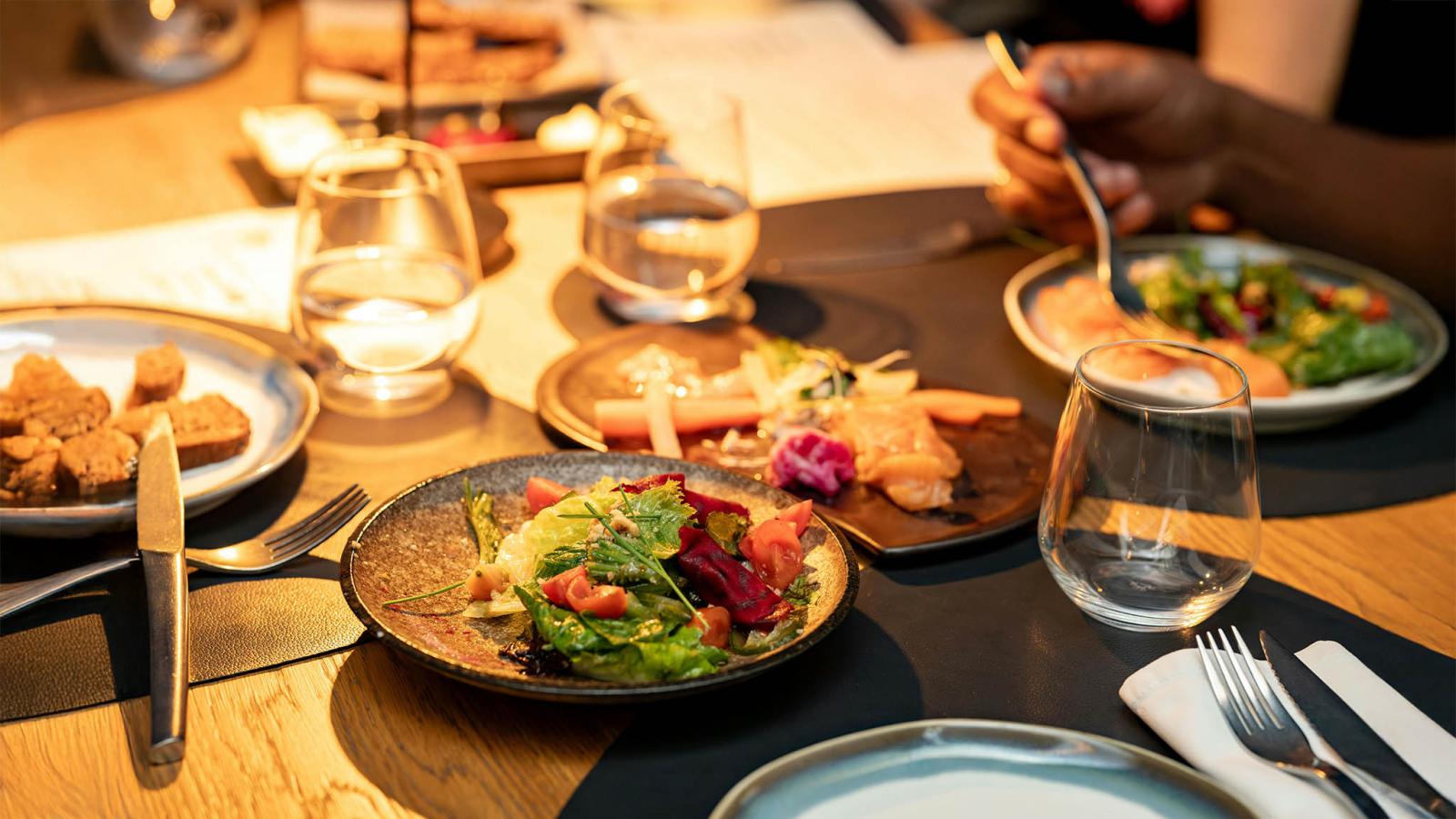 Bestik og glas og spise på restaurant