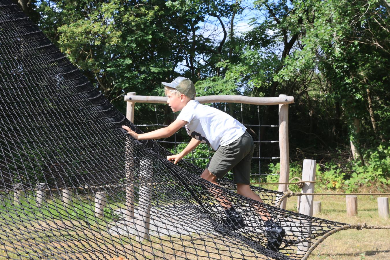 Dreng klatrer på legepladsen ved Klintebjerg