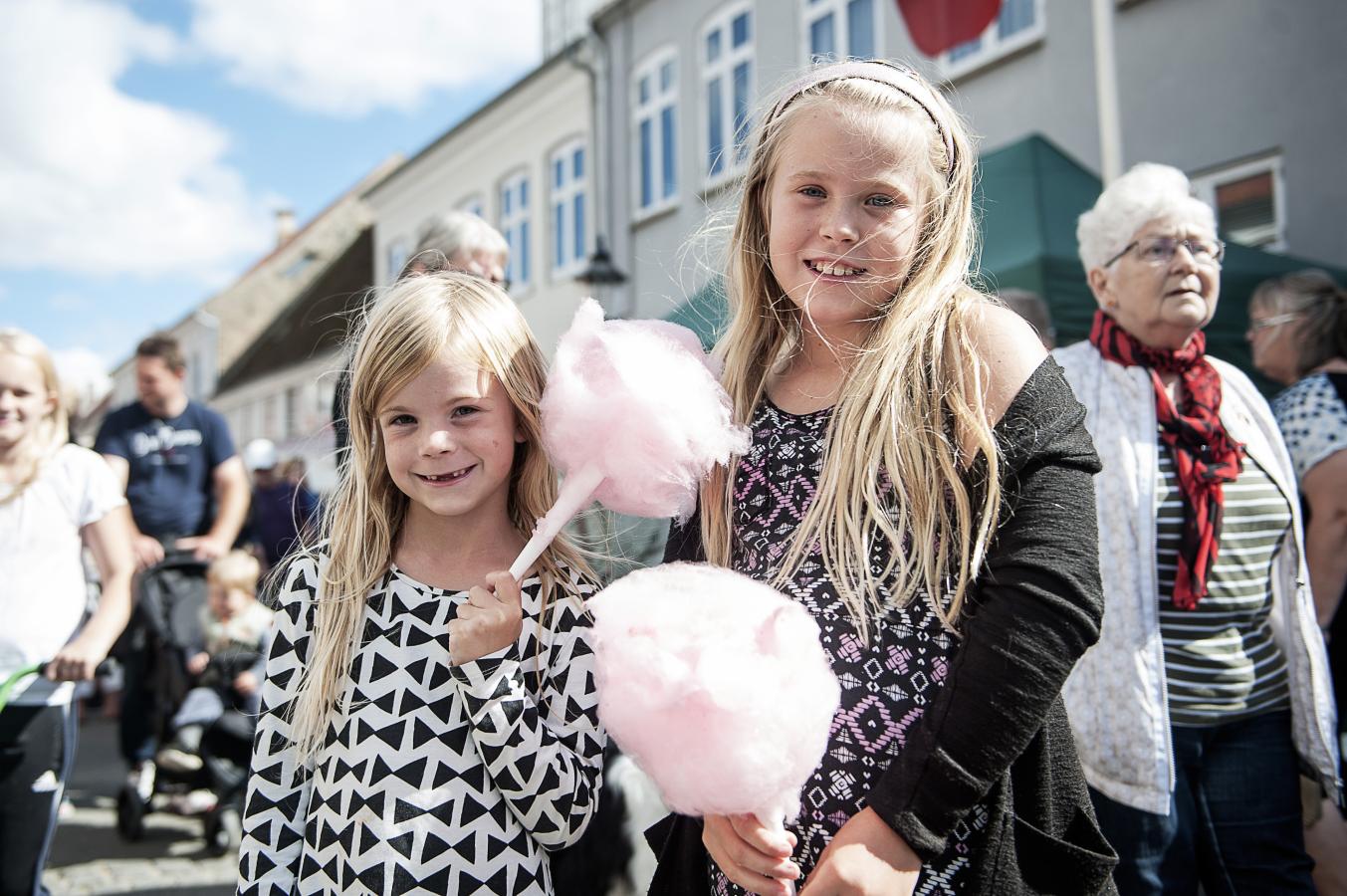 Piger spiser candyfloss til event