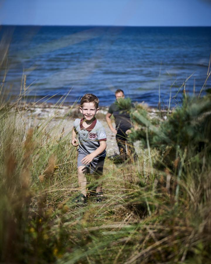 Dreng løber op fra stranden ved Flyvesandet