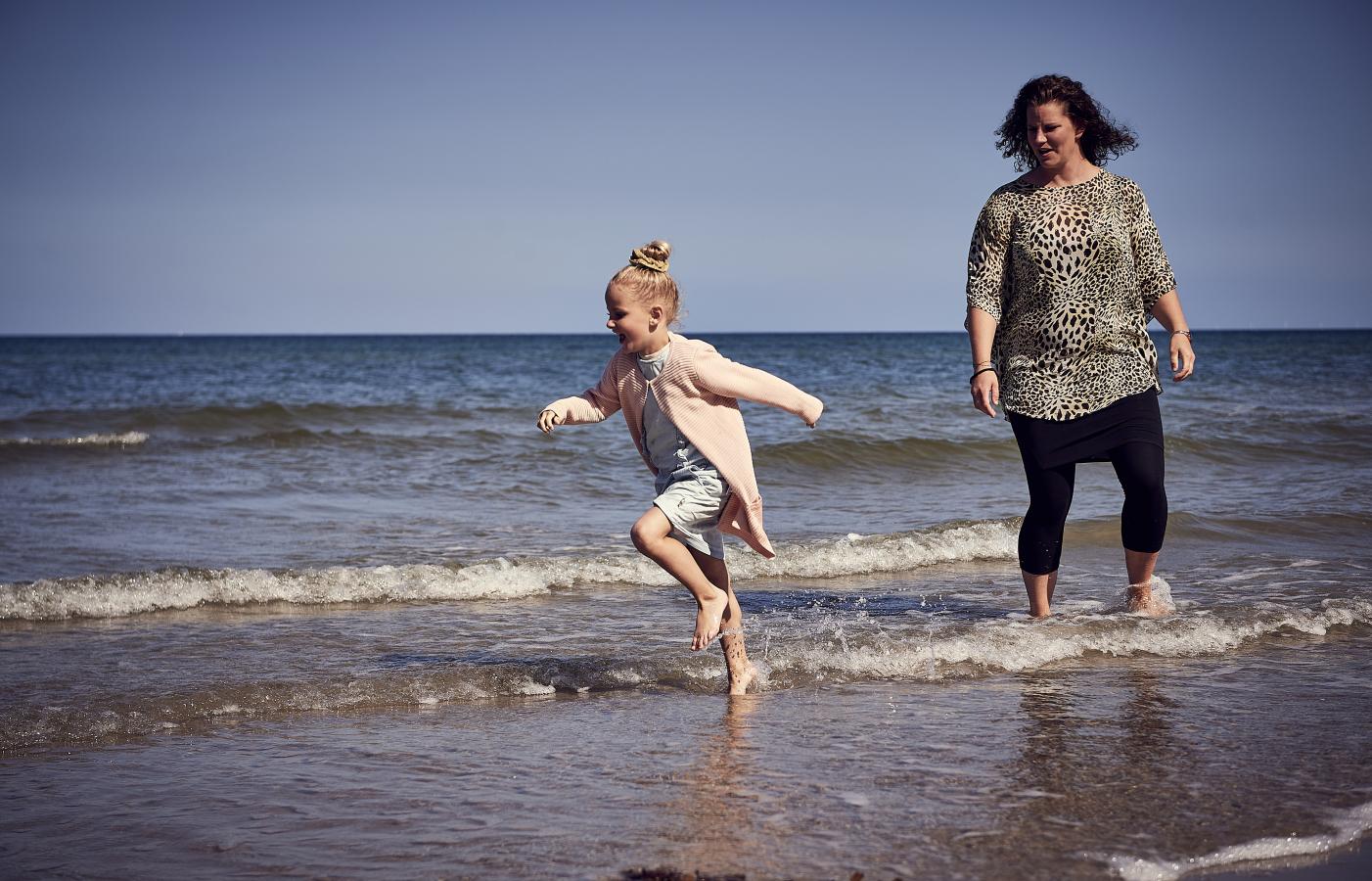 Mor og datter ved stranden ved Flyvesandet