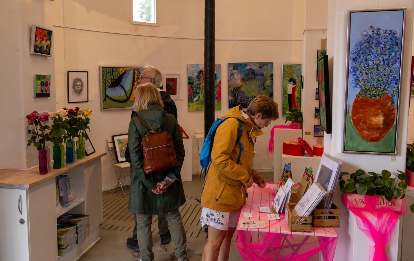 Folk ser på kunst i Bogense Vandtårn til Rosenfestival
