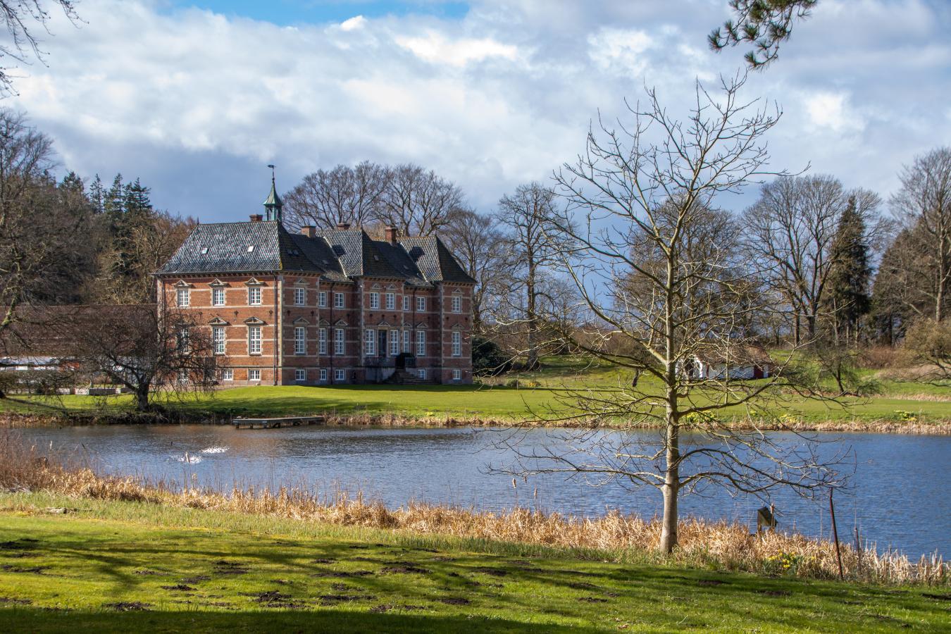 Rugård herregård i foråret