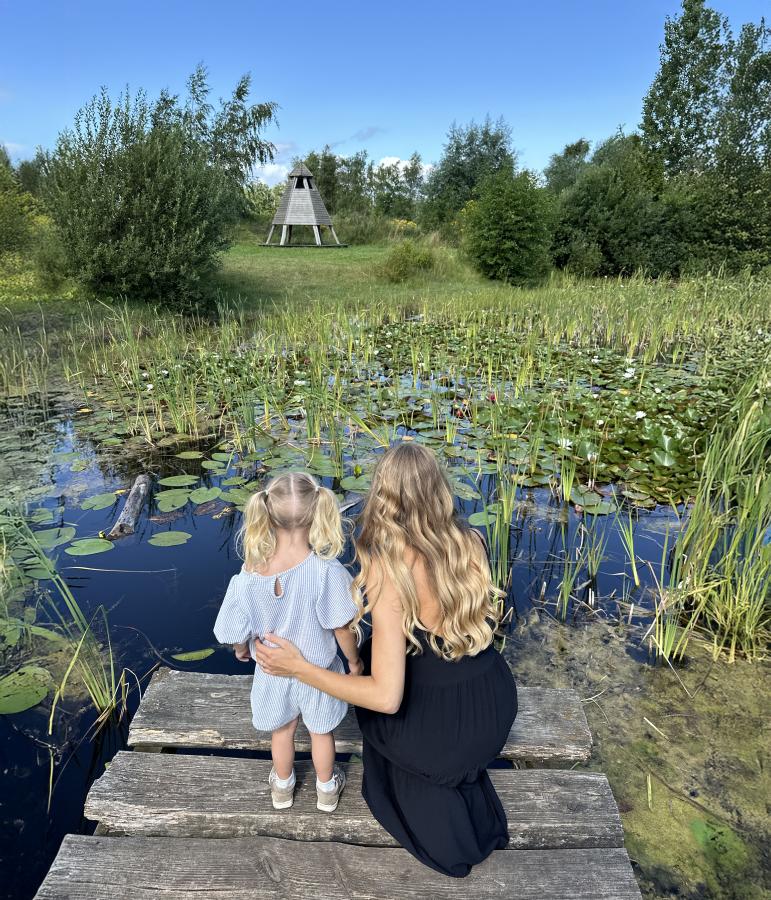 Mor og datter på Nature Moves legeplads