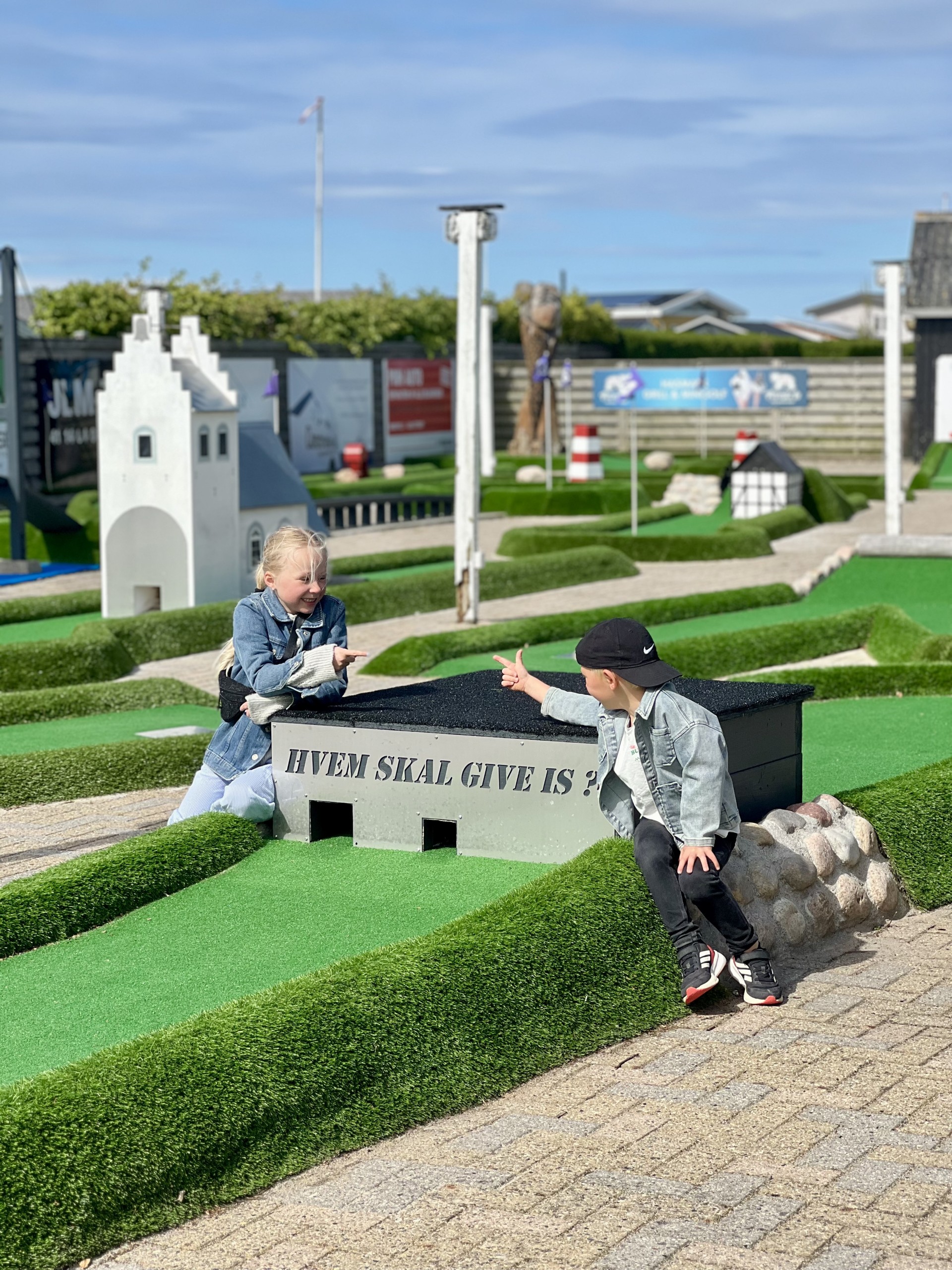 Børn leger ved minigolfpladsen på Hasmark