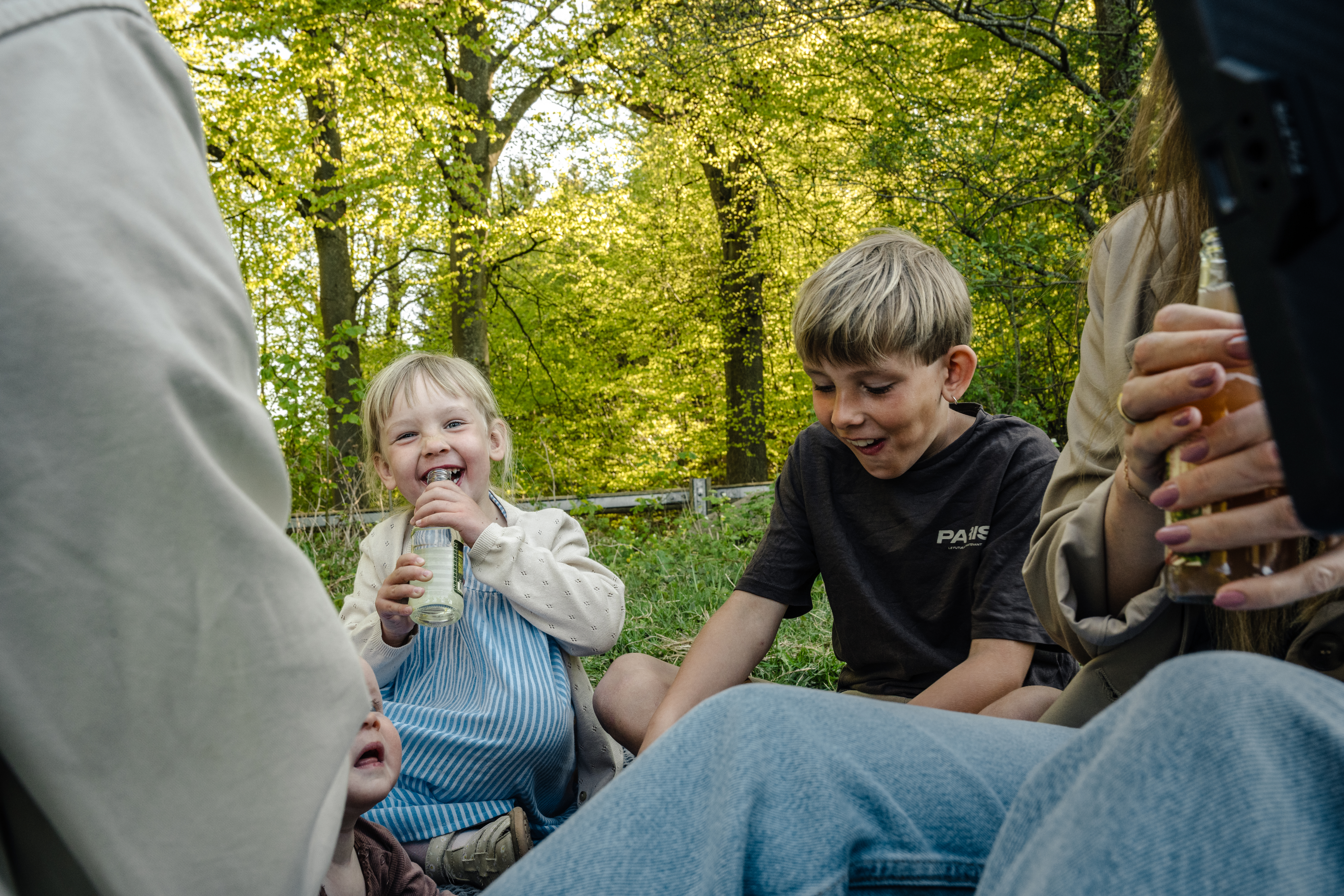 Familie på skovtur i Langesøskoven