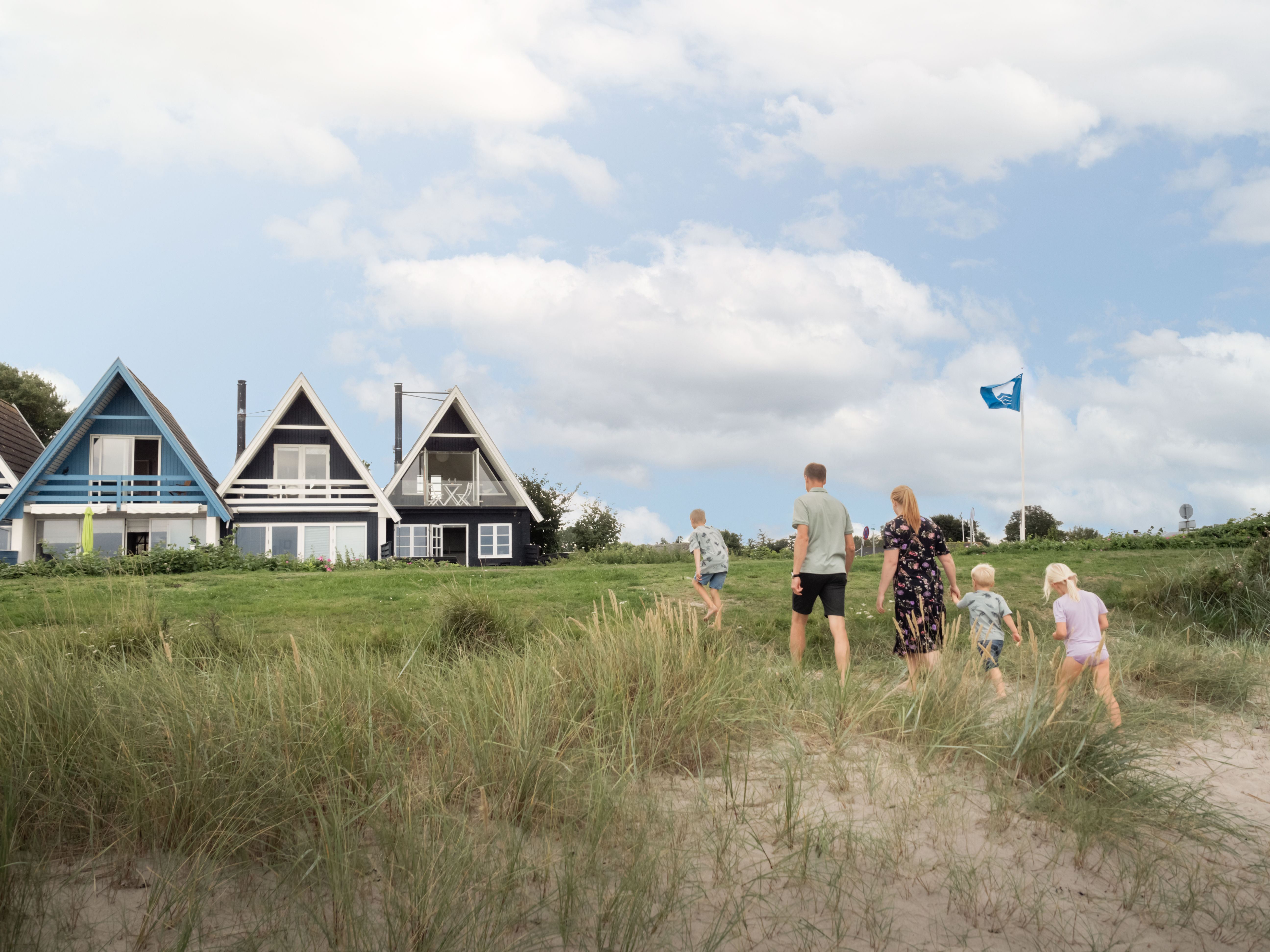 Familie ved sommerhus