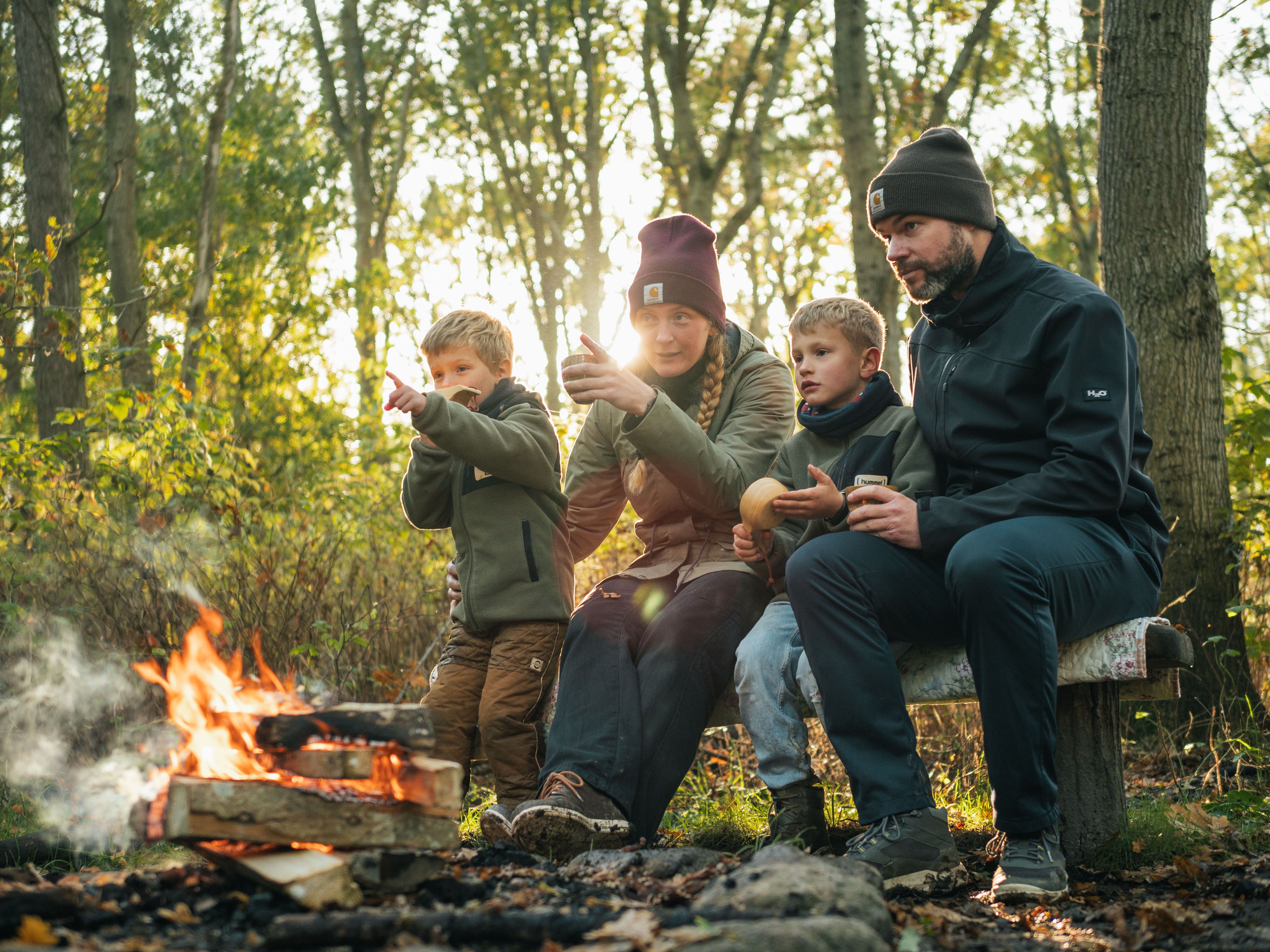 Familie hygger med picnic og bål i efteråret ved Fuglsang
