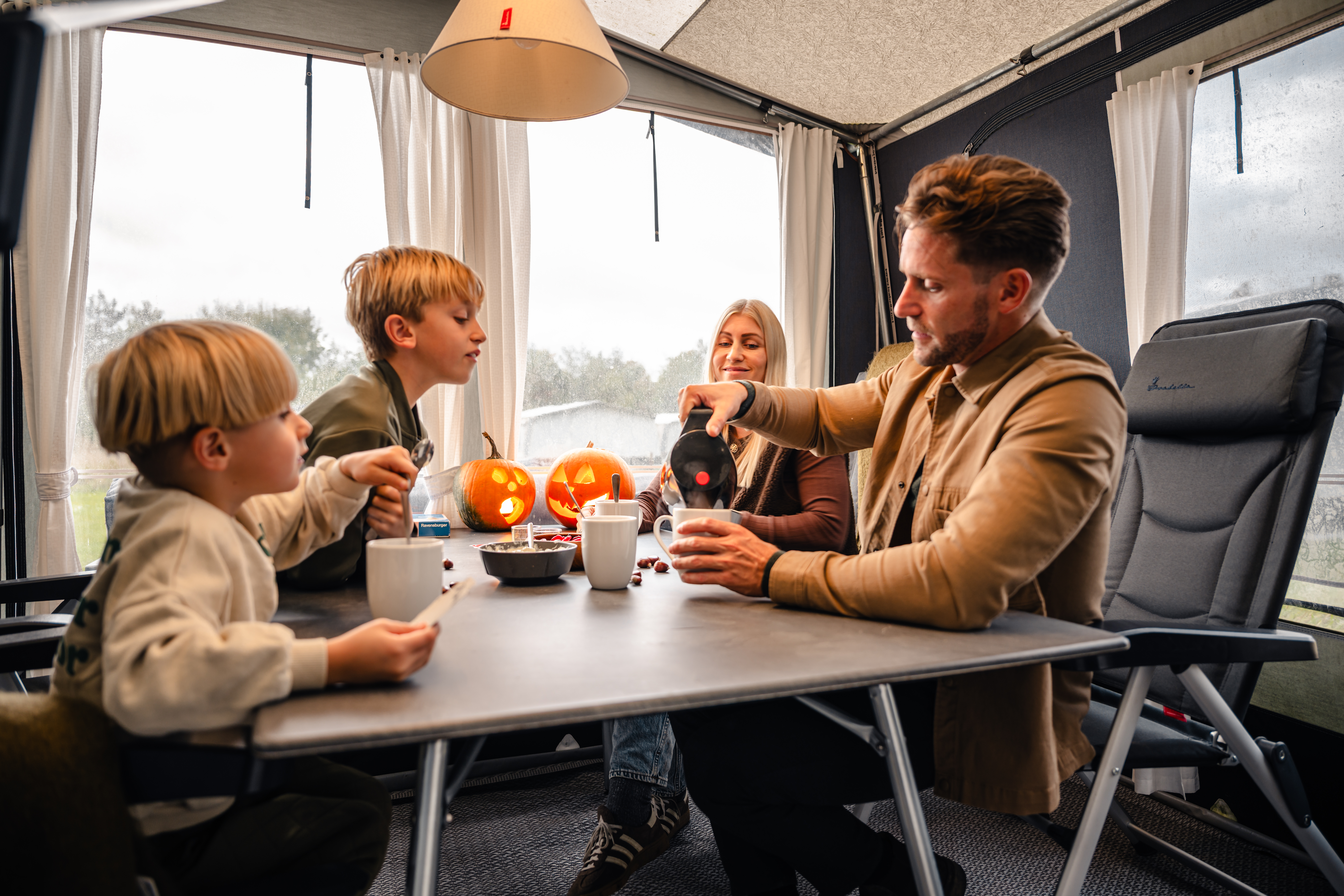 Familie i efterår på camping