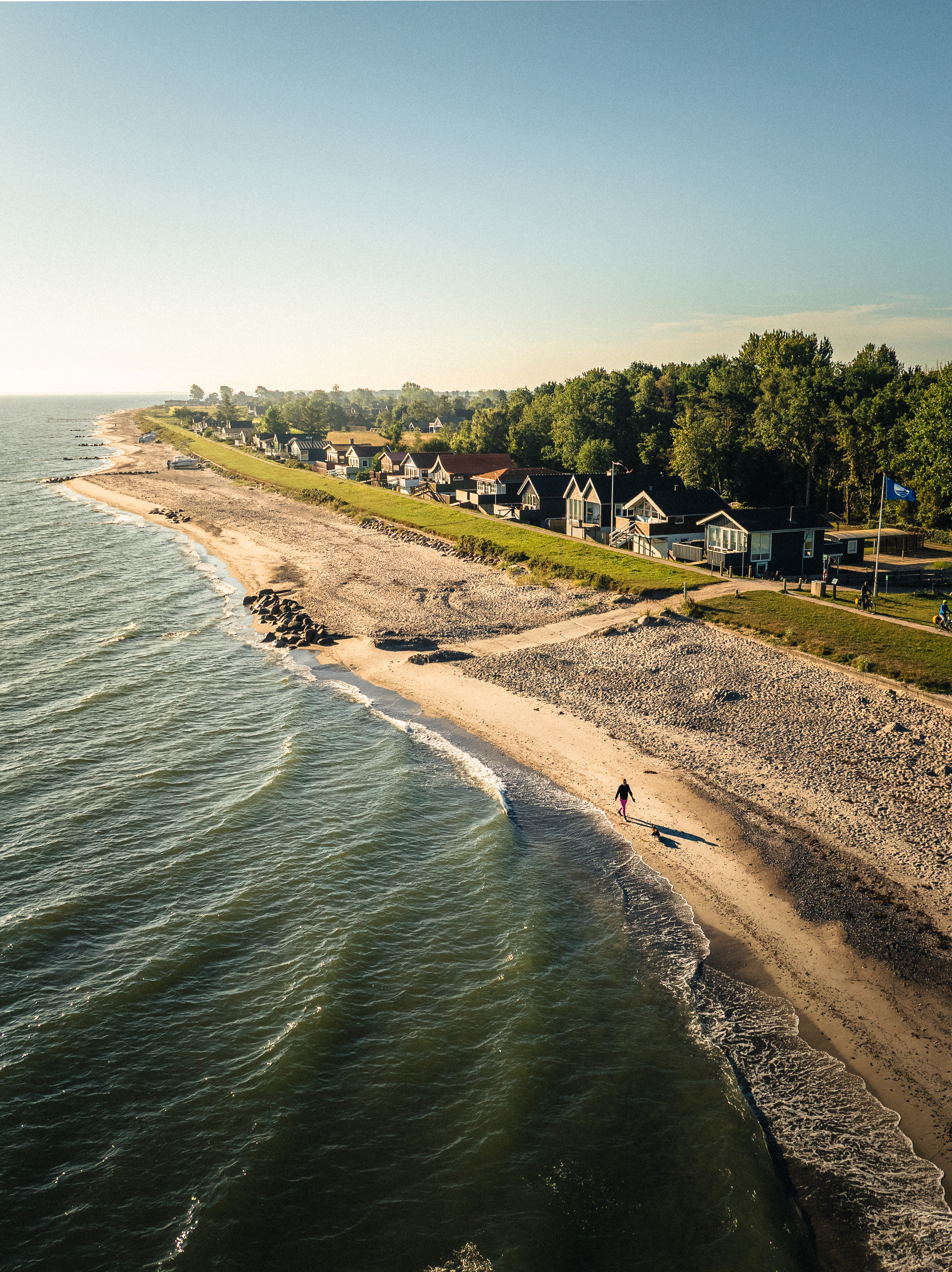 Fuglsang Strand i efterårslys set fra luften