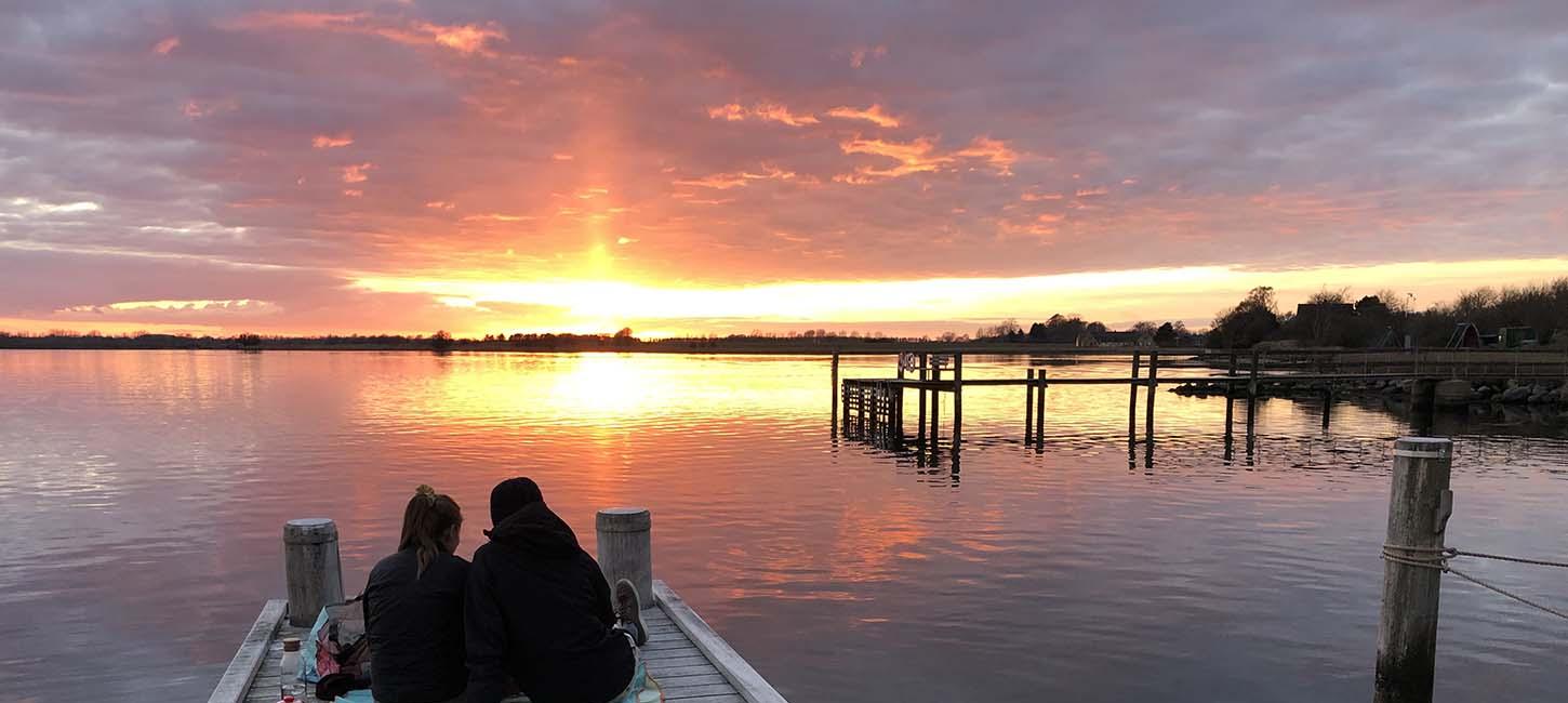 Solnedgang over Klintebjerg Havn ved Odense Fjord