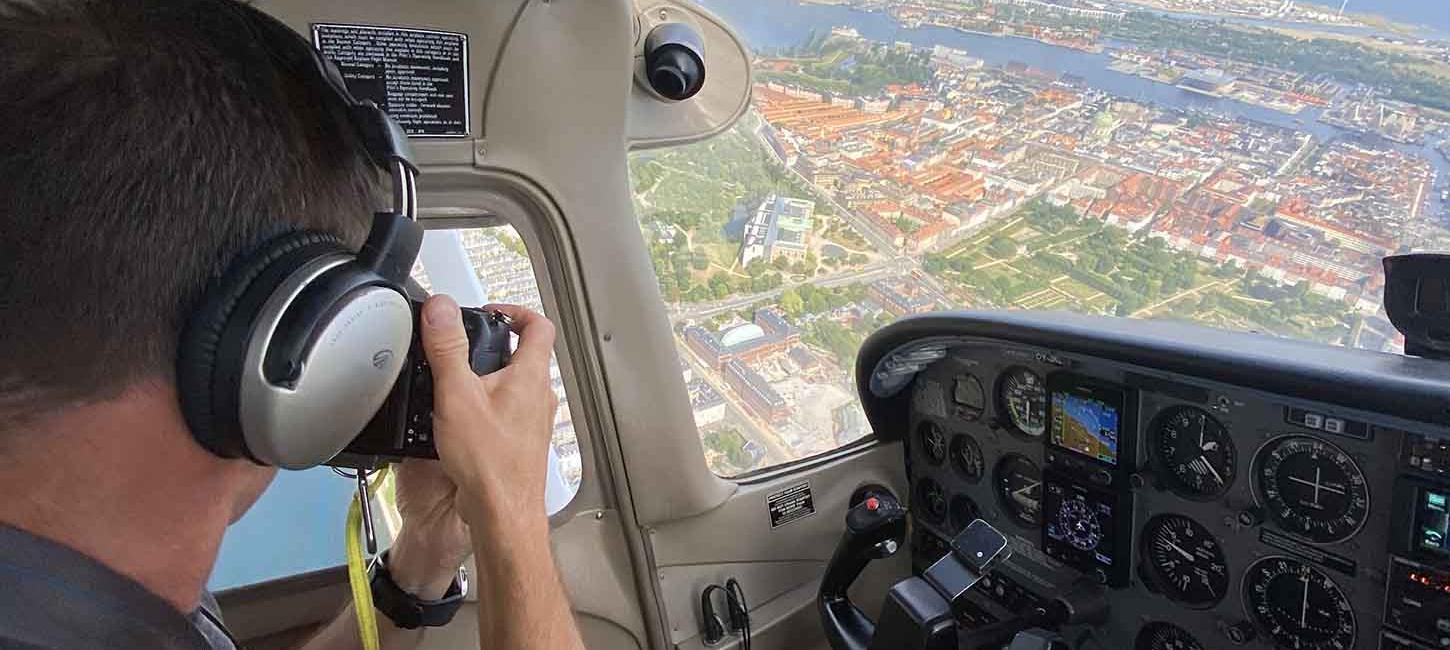 Jesper Larsen fotograferer fra flyet