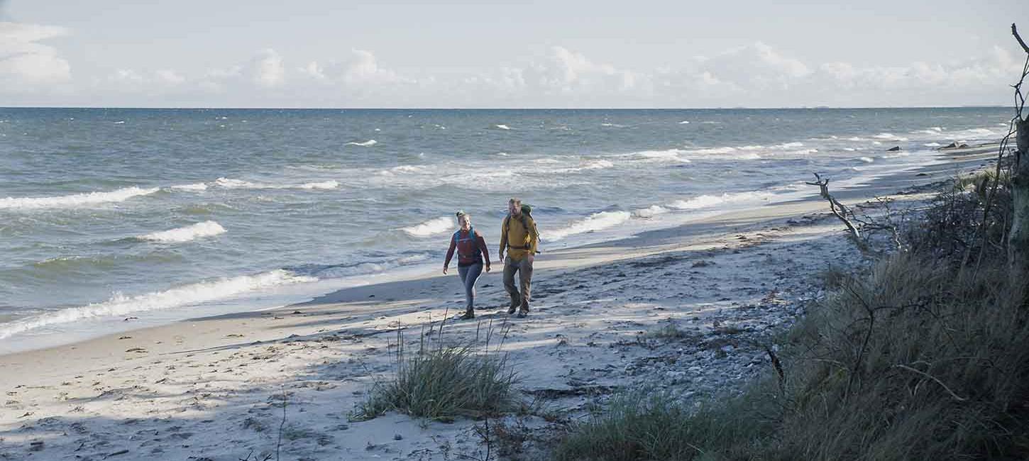 Par går tur på stranden ved Flyvesandet