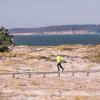 Løber i vintertid på Flyvesandeet dækket af sne og med udsigt til havet