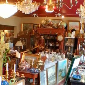Chandeliers, paintings and other antiques in the shop Antik 44