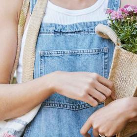 Kvinde med blomst og shopper på shopping